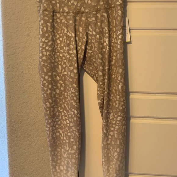 New with tags! Old navy elevate leggings with matching sports bra - Picture 2 of 3